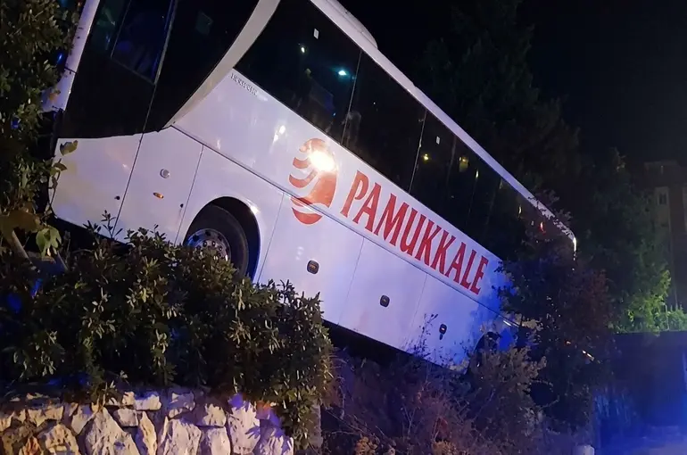 Kırkağaç’ta yolcu otobüsü kaza yaptı: 18 yaralı
