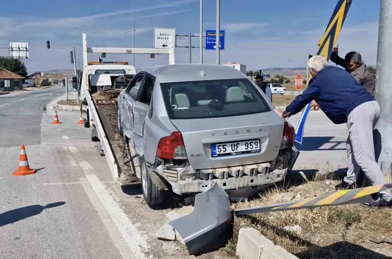 Kırmızı ışıkta durmadı, iki otomobile çarptı: Ehliyetine 2 ay el konuldu
