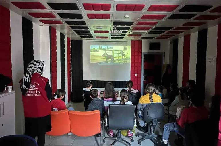 Kış kulübünde sinema etkinliği
