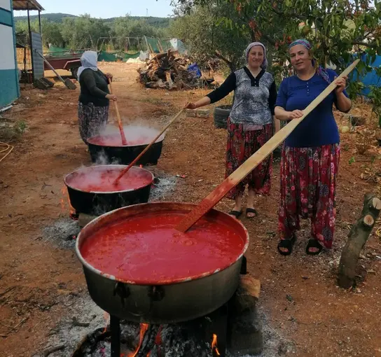 Kışlık salçalar kaynamaya başladı
