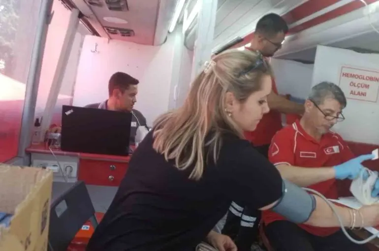 Kızılay’dan sıcaklara karşı akşam mesaisi

