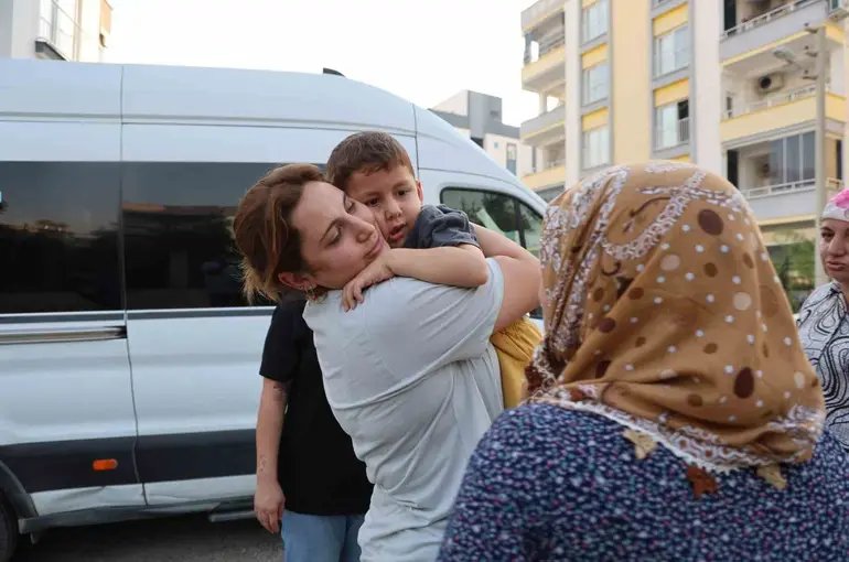 KKTC’deki feribot faciasından kurtulan Adanalı gençler ailelerine kavuştu
