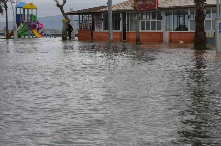 Kocaeli’yi lodos vurdu, yollar göle döndü
