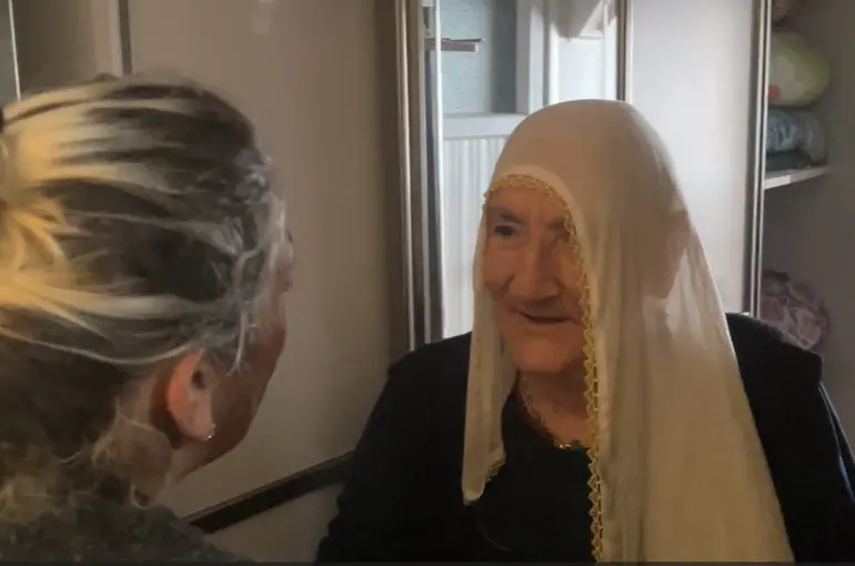 Komşularının ulaşamadığı yaşlı kadın koltuğun üzerinde uyurken bulundu
