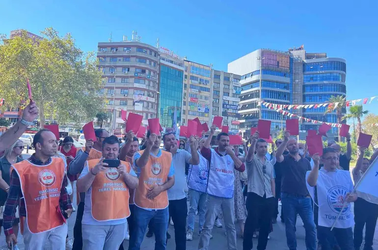 Konak Belediyesi işçilerinden ’kırmızı kart’lı eylem
