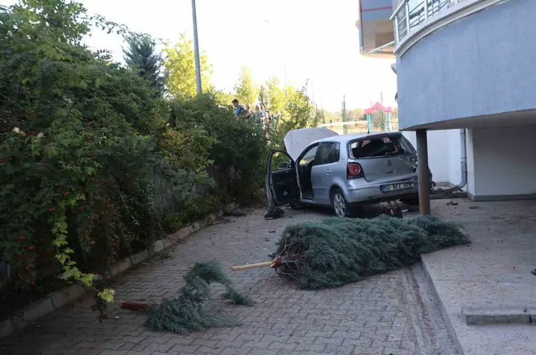 Kontrolden çıkan otomobil apartmanın bahçesine düştü: 1 yaralı
