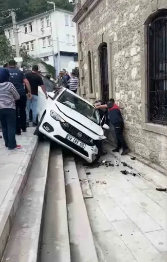 Kontrolden çıkan otomobil, müzenin önündeki merdivenlerden aşağı düştü
