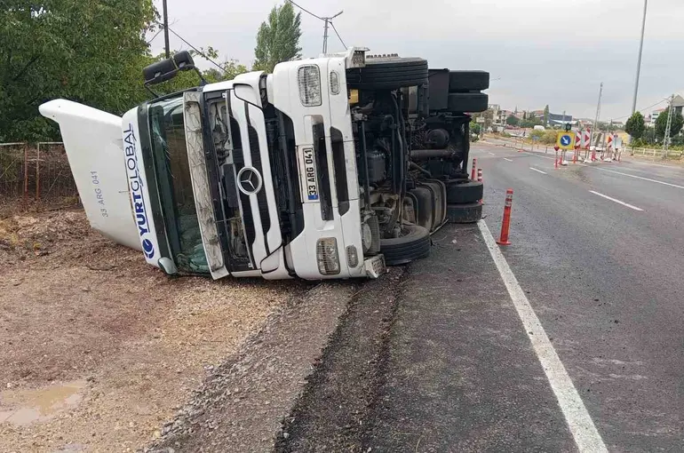 Kontrolden çıkan tır yan yattı
