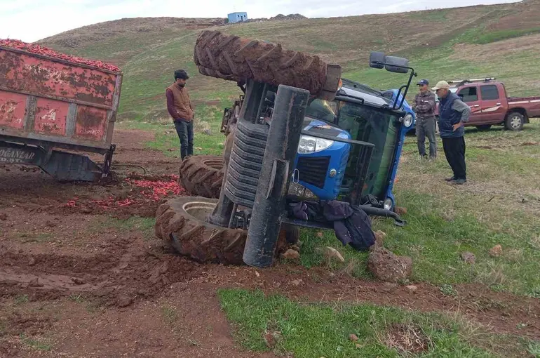 Kontrolden çıkan traktör devrildi
