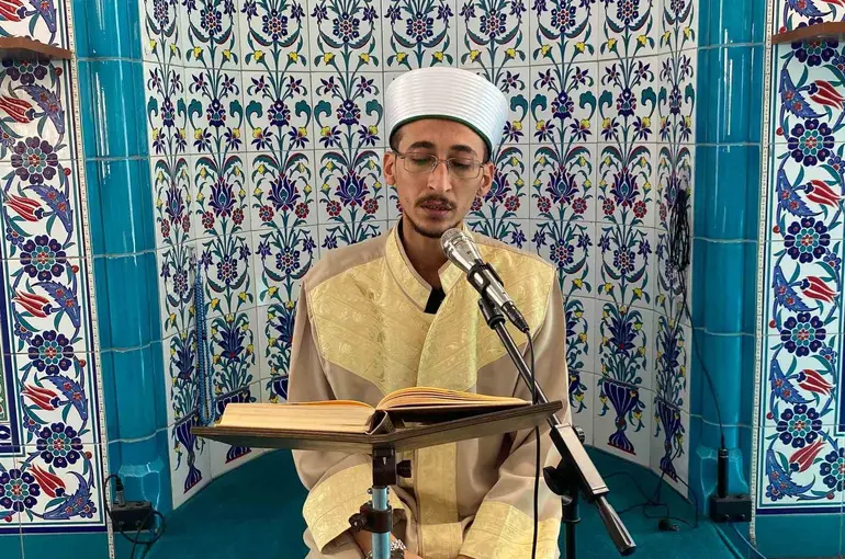 Konuşurken kekeleyen vekil imam hatip, Kur’an-ı Kerim’i ve duaları takılmadan okuyor
