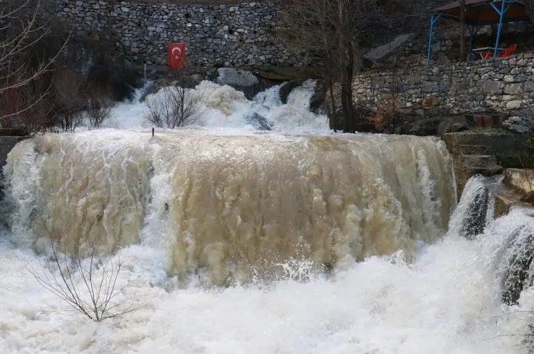 Konya'da eriyen kar suları Göksu Nehri'ni coşturdu