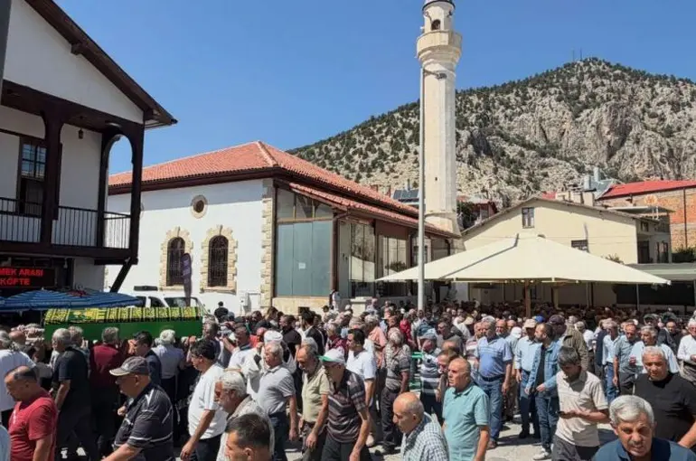 Konya’da eski belediye başkanına son görev! Dualarla uğurlandı