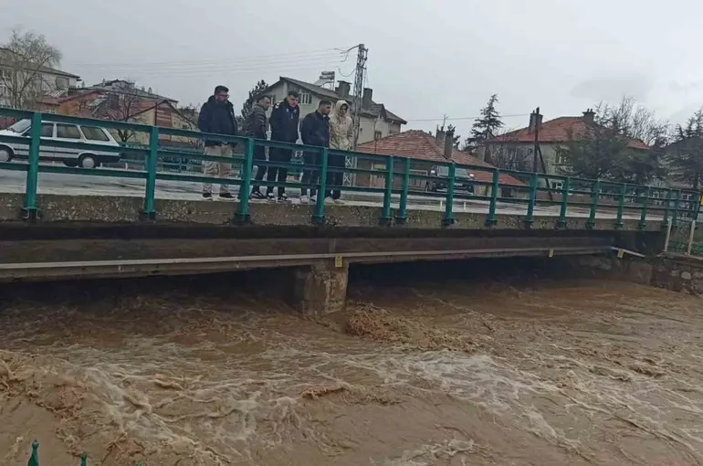 Konya’da yağış sonrası sel dereleri taşırdı
