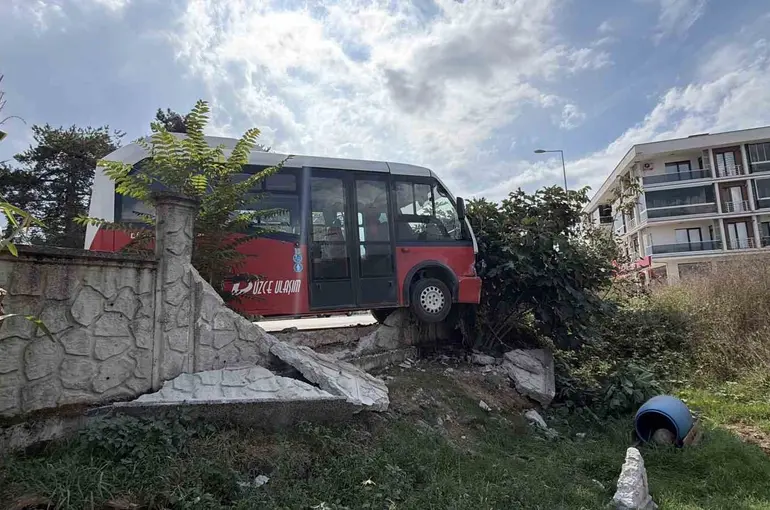 Köpeğe çarpmamak için manevra yapan halk otobüsü duvara çarptı

