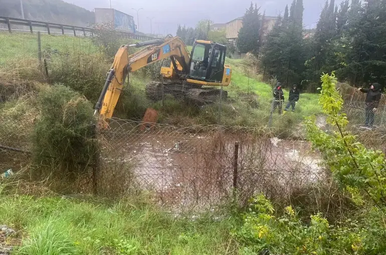 Körfez Belediyesi sağanak yağışa karşı ekipleriyle sahada
