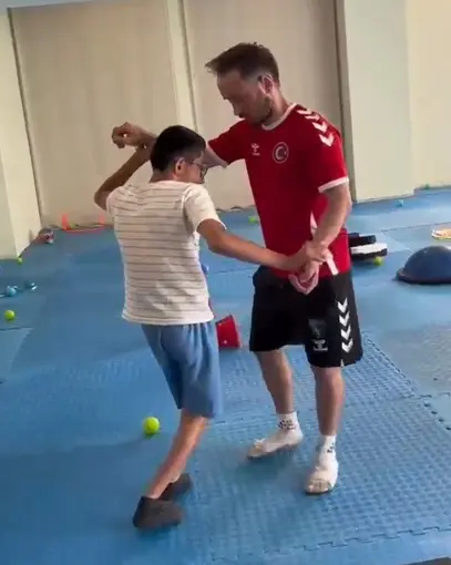 Körfez’in özel sporcularından zafer pozu
