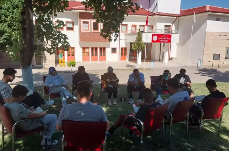 Koruma altındaki çocuklar açık havada kitap okudu
