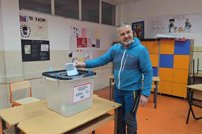 Kosova halkı erken seçimler için sandık başında
