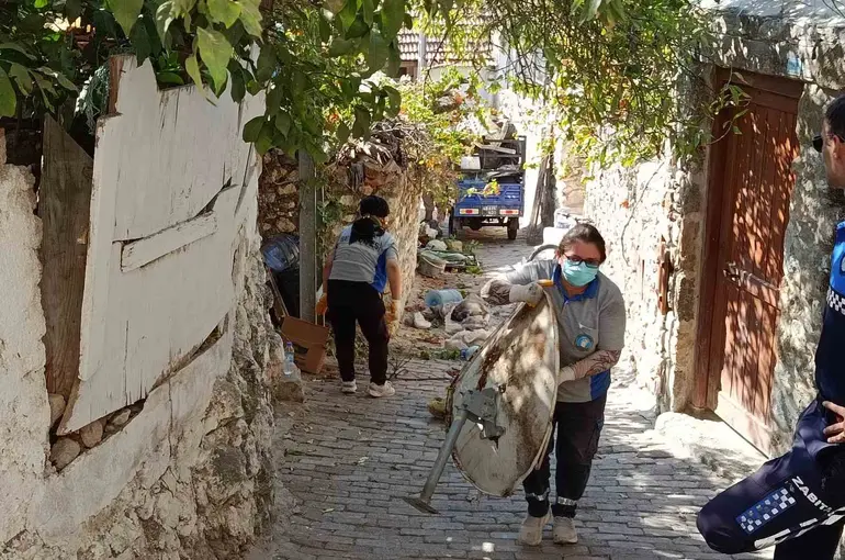 Kötü kokuların yayıldığı çöp evden 5 ton çöp çıkarıldı
