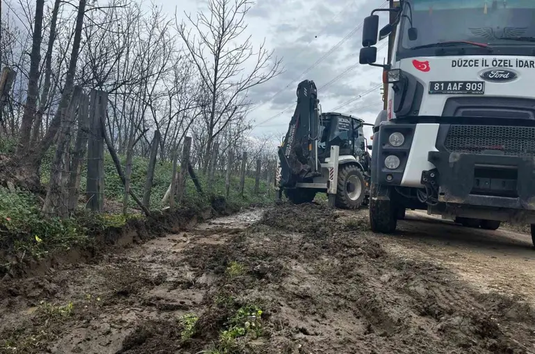 Köy yollarında yağmur suyu çalışması
