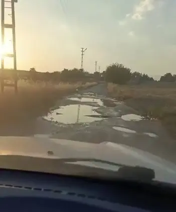 Köy yolundaki çökme ve çukurlar sürücülere zor anlar yaşatıyor
