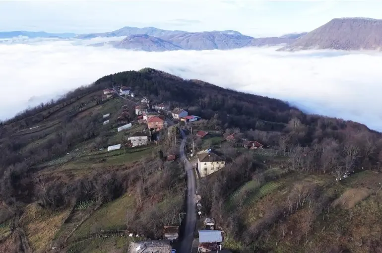 Köyü ve dağ eteklerini kaplayan sis denizi mest etti
