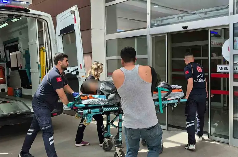 Küçük çocuğun kullandığı iş makinesi devrildi: 1 yaralı
