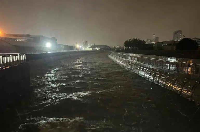 Küçükçekmece’de Ayamama Deresi taşma noktasına geldi
