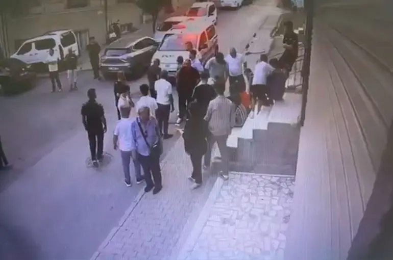 Küçükçekmece’de biri çocuk iki kişinin silahla yaralandığı anların güvenlik kamerası görüntüleri ortaya çıktı

