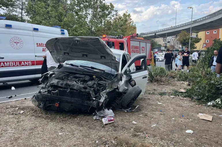 Küçükçekmece’de bisikletliye çarpmamak için manevra yapan araç bariyerlere çarptı: 4 yaralı
