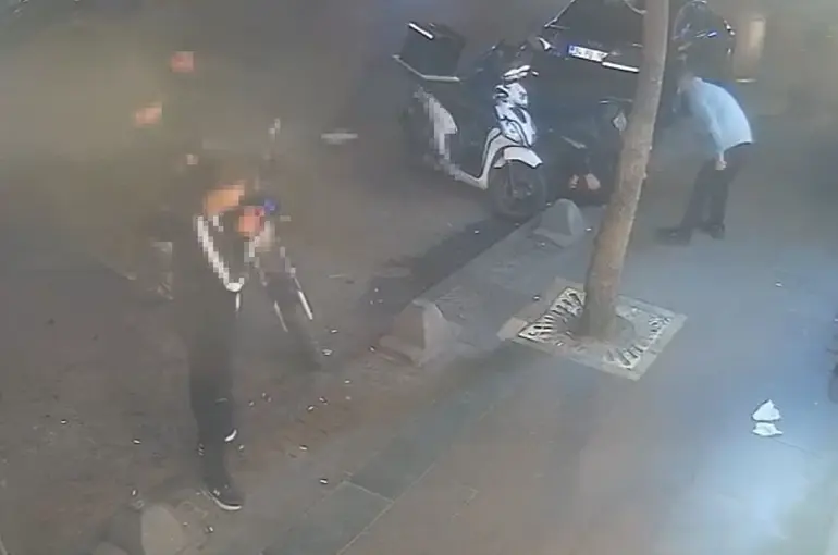 Küçükçekmece’de husumetlisini sokak ortasında vuran genç yakalandı
