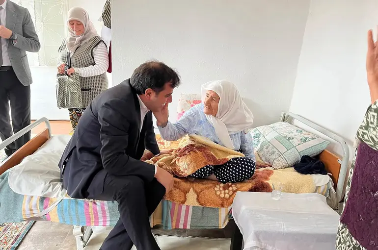 Kula Kaymakamı Altuntaş’tan asırlık çınarlara vefa ziyareti
