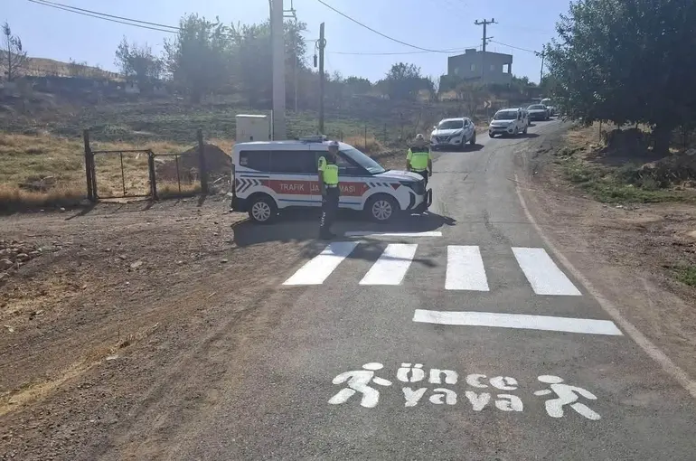 Kurtalan’da okul önlerinde yaya geçidi çalışması

