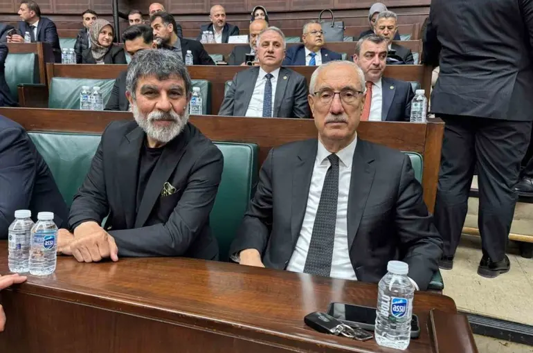 Kurtlar Vadisi’nde ‘Erdal Kömürcü’ karakteriyle tanınan ünlü oyuncu Sefa Zengin AK Parti Grup Toplantısı’na katıldı
