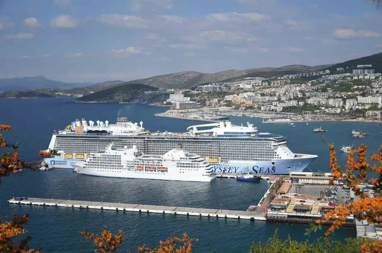 Kuşadası’na 2 kruvaziyerle 4 bin 694 turist geldi
