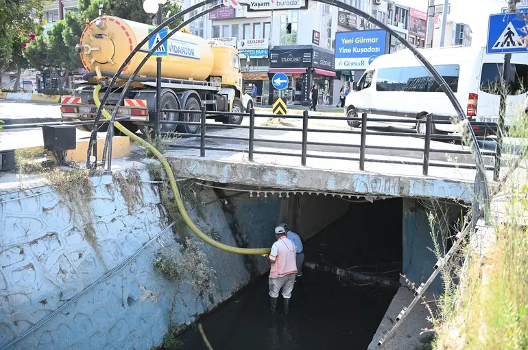 Kuşadası’nda Damlacık Deresi temizlendi
