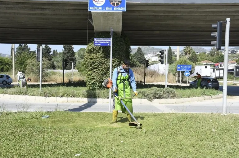 Kuşadası’nda yeşil alanlar bakıma alındı
