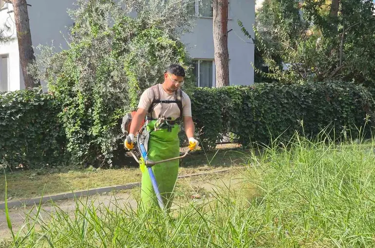 Kuşadası’nda yeşil alanlar bakıma alındı
