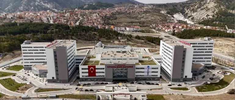 Kütahya Şehir Hastanesi’nde 76 yaşındaki kanser hastasına genel anestezisiz ameliyat
