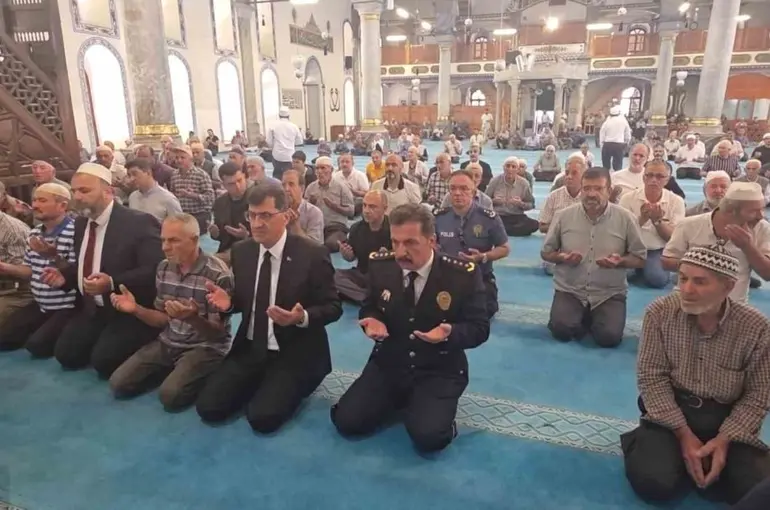 Kütahya Ulu Camii’nde 15 Temmuz şehitleri için 2 bin 530 hatmin duası yapıldı
