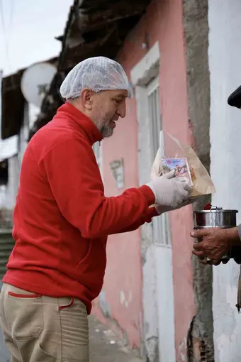 Kütahya’da ihtiyaç sahiplerine sıcak pide dağıtıldı
