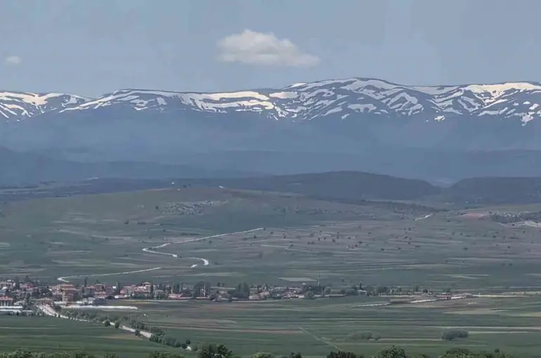 Kütahya’da kartpostallık manzara zirvede kar, ovada bahar

