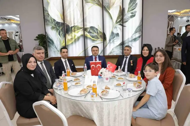 Kütahya’da şehit aileleri ve gazilerle aynı sofrada buluştu
