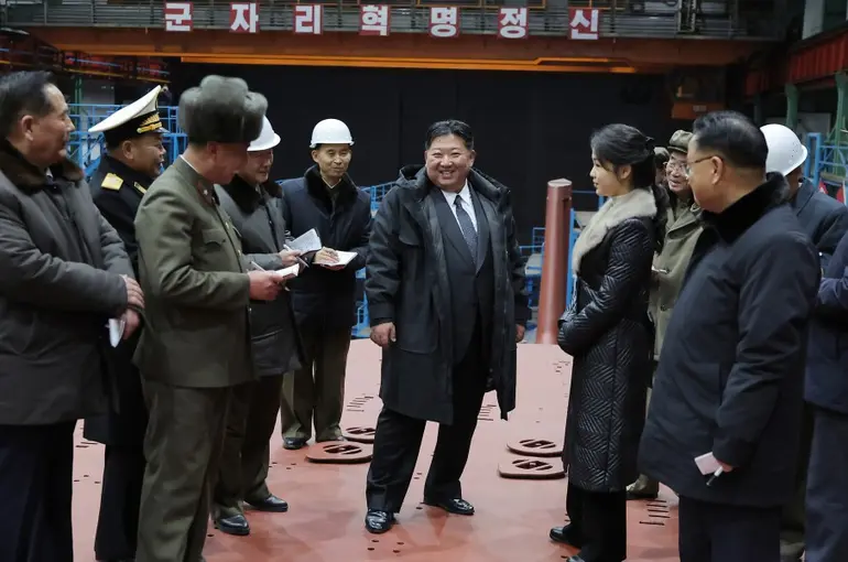 Kuzey Kore lideri Kim, inşası süren dev nükleer denizaltını denetledi
