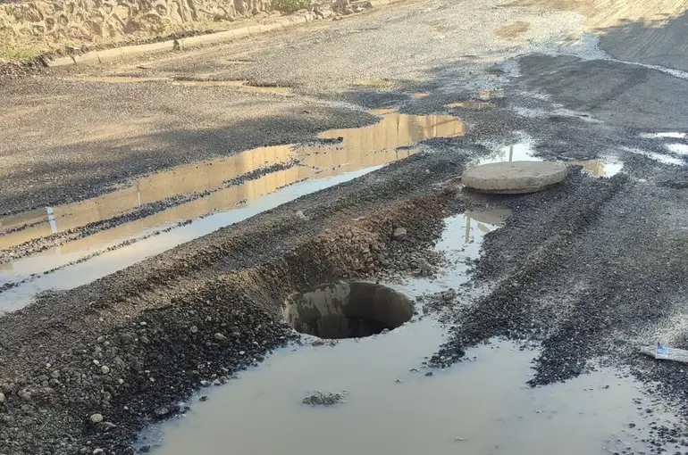 Lağım çukuru tehlike saçıyor
