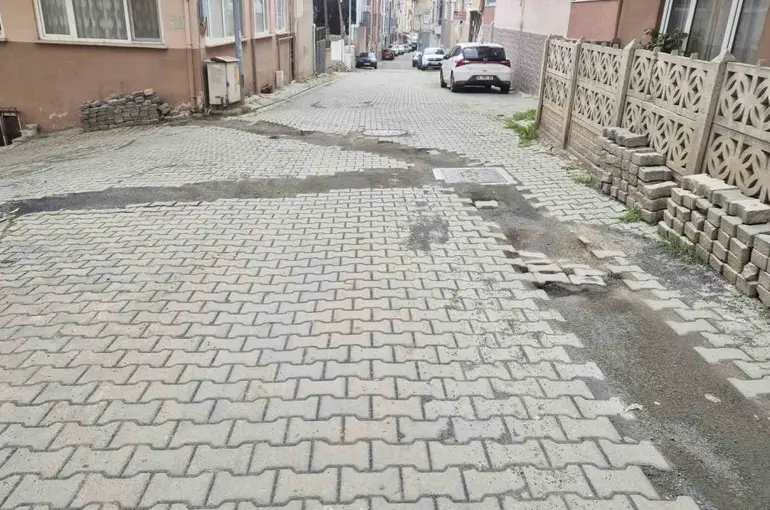Leylak Sokak’ta yolların bakımsızlığına tepki
