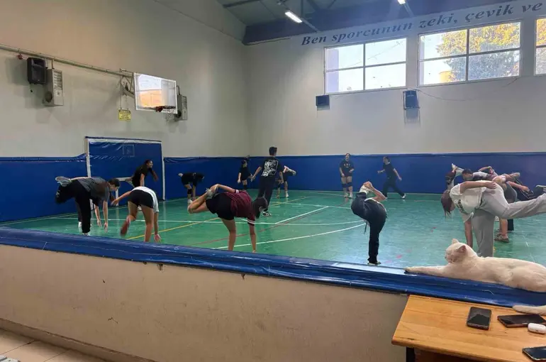 Liseli voleybolcular ilk idmanına çıktı
