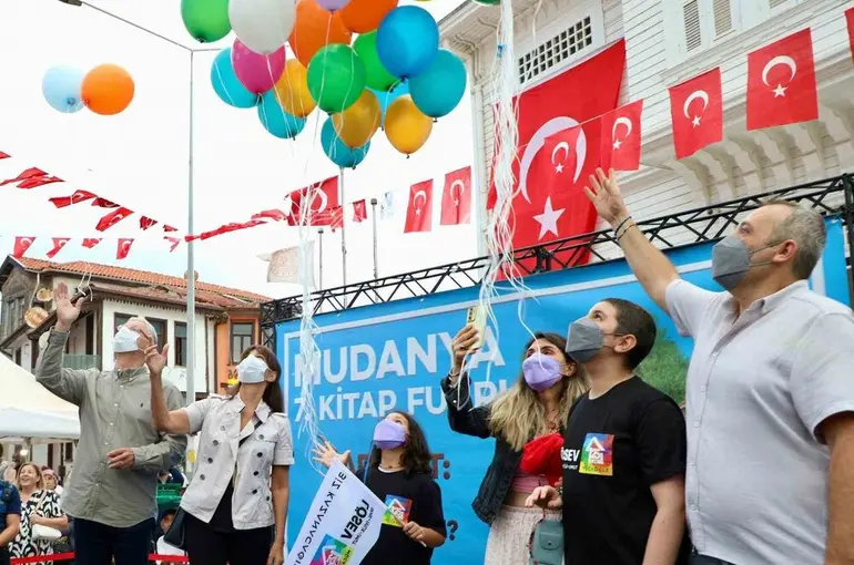 Lösemiyi yenen 11 yaşındaki Ali Demir için binlerce balon göğe yükseldi
