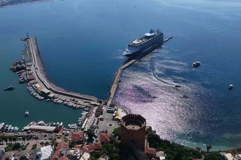Lüks kruvaziyer bin 807 turist ile Alanya iskelesine demir attı
