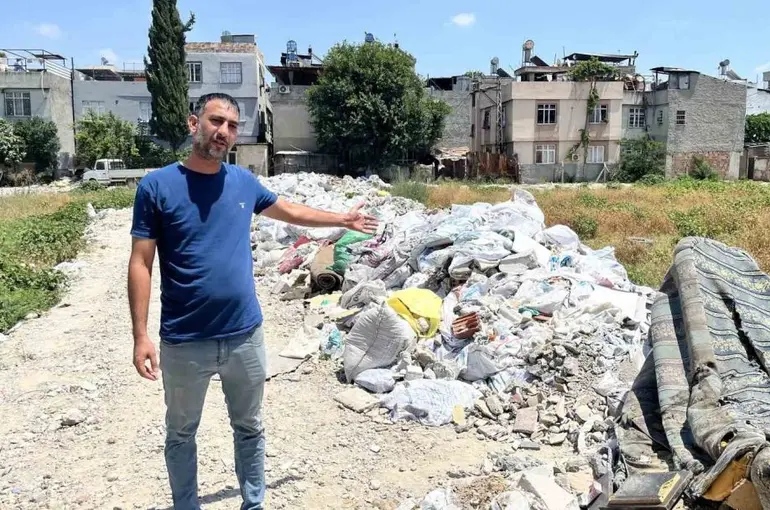 Mahalle arasındaki arsa çöplüğe döndü, vatandaşlar tepki gösterdi
